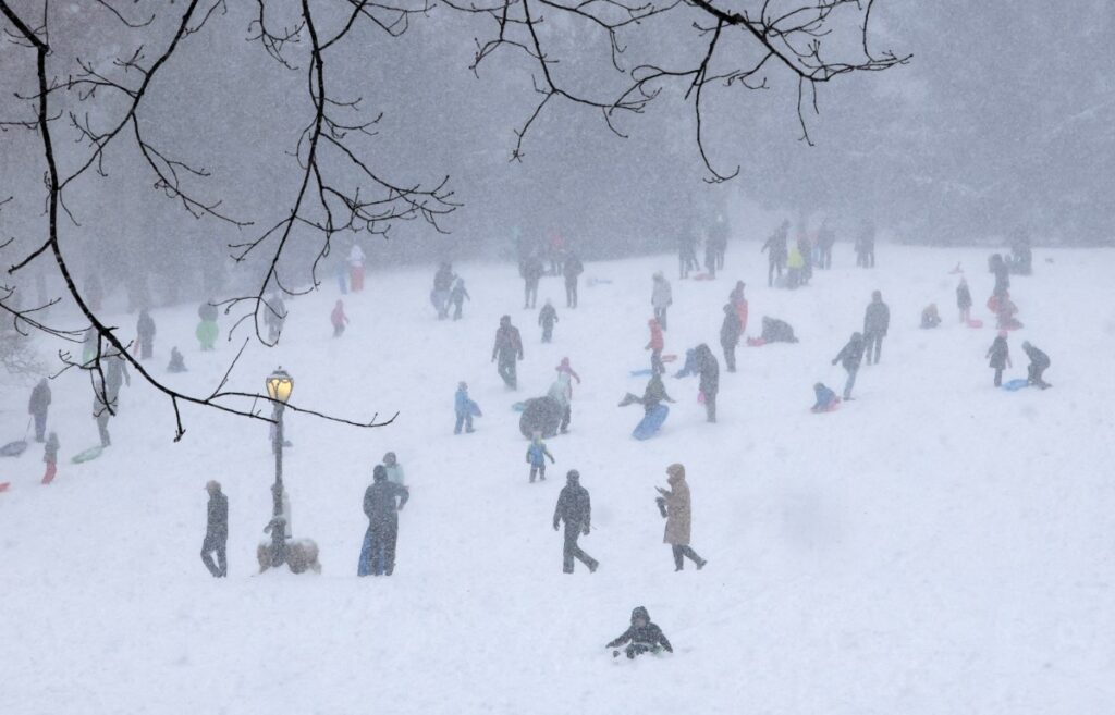 Tempestade de inverno nos EUA deixa 670 mil sem energia e cancela quase 10 mil voos