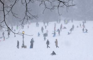 Tempestade de inverno nos EUA deixa 670 mil sem energia e cancela quase 10 mil voos