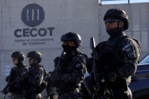 Presidente eleito do Chile visita megaprisão de El Salvador para ‘estudar’ modelo