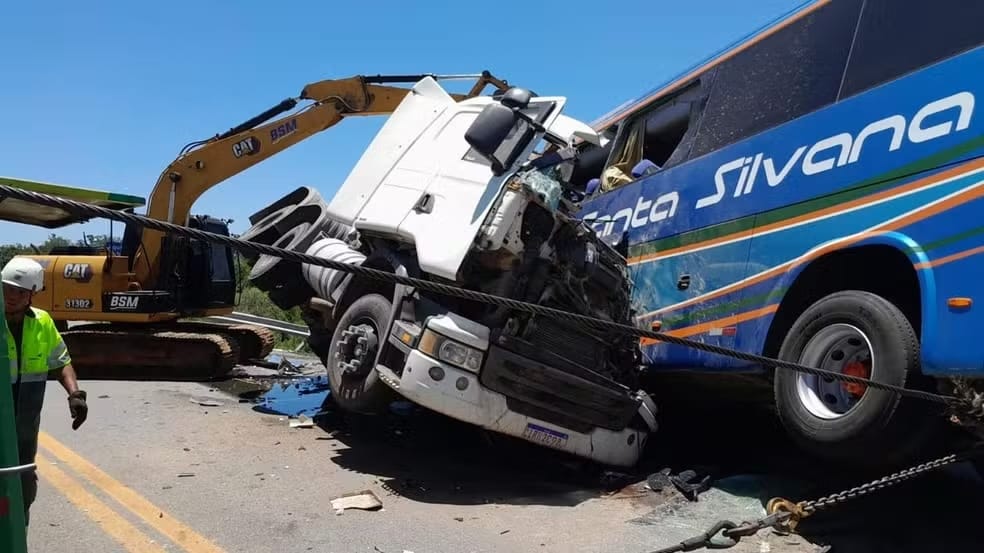 Acidente envolvendo caminhão e ônibus deixa ao menos 6 mortos no RS