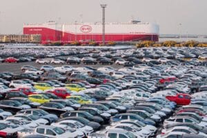 Vendas da BYD perdem fôlego em 2025, mas montadora chinesa ainda deve ultrapassar a Tesla