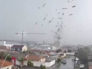 Tornado atinge região metropolitana de Curitiba e causa destruição