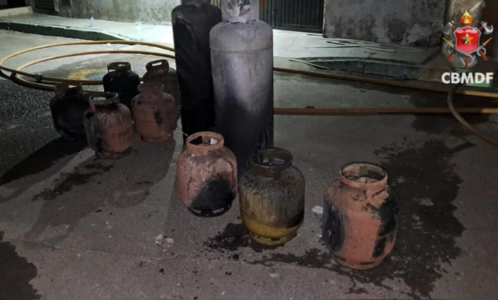 Explosão de botijões provoca incêndio em casa no Sol Nascente e deixa dois feridos graves