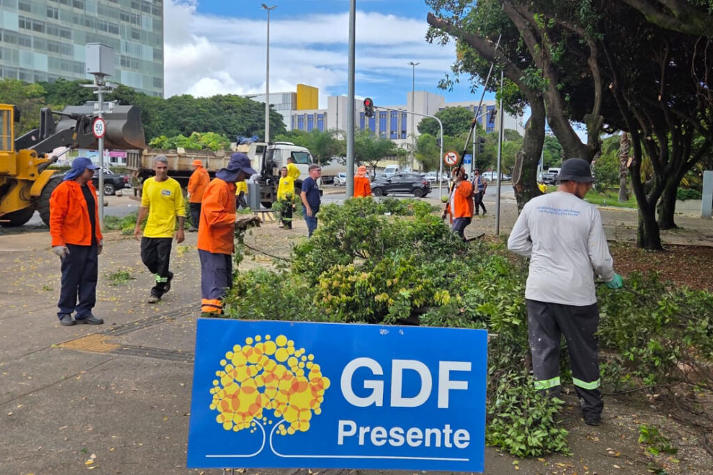 Chuva no DF atinge 40% do esperado para o mês em uma hora; GDF repara danos