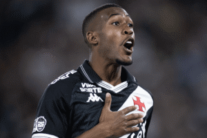 Rayan comemorando gol pelo Vasco diante do Fluminense pela Copa do Brasil