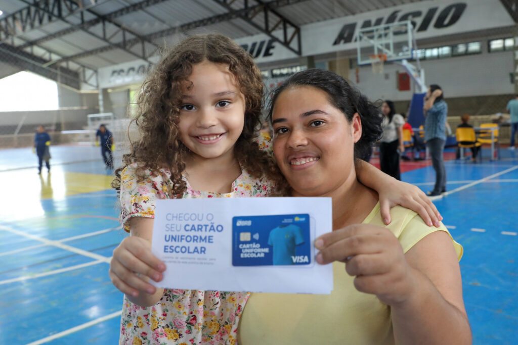Governo do DF lança cartão para compra de uniformes escolares