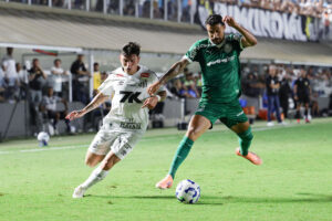 Disputa de bola em Santos x Palmeiras pelo Campeonato Brasileiro