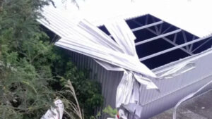 Avião de pequeno porte cai em galpão de oficina em Guarapari, no Espírito Santo