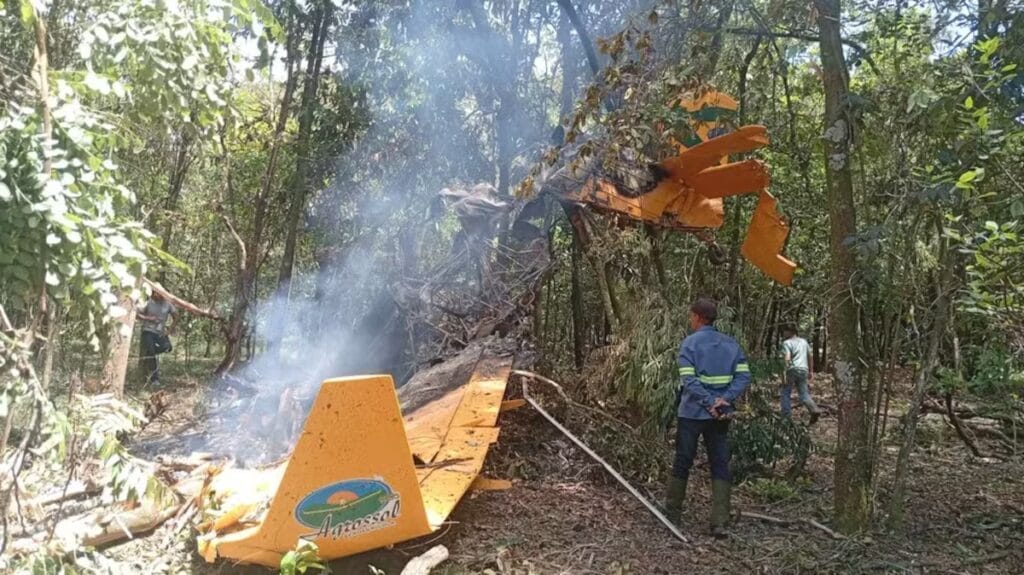 Avião de pequeno porte cai em lavoura de cana-de-açúcar e pega fogo no interior de SP