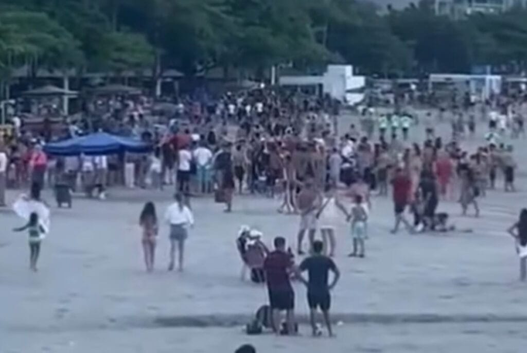 Homem ataca três pessoas com golpes de faca na praia Central de Balneário Camboriú (SC)