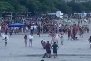 Homem ataca três pessoas com golpes de faca na praia Central de Balneário Camboriú (SC)