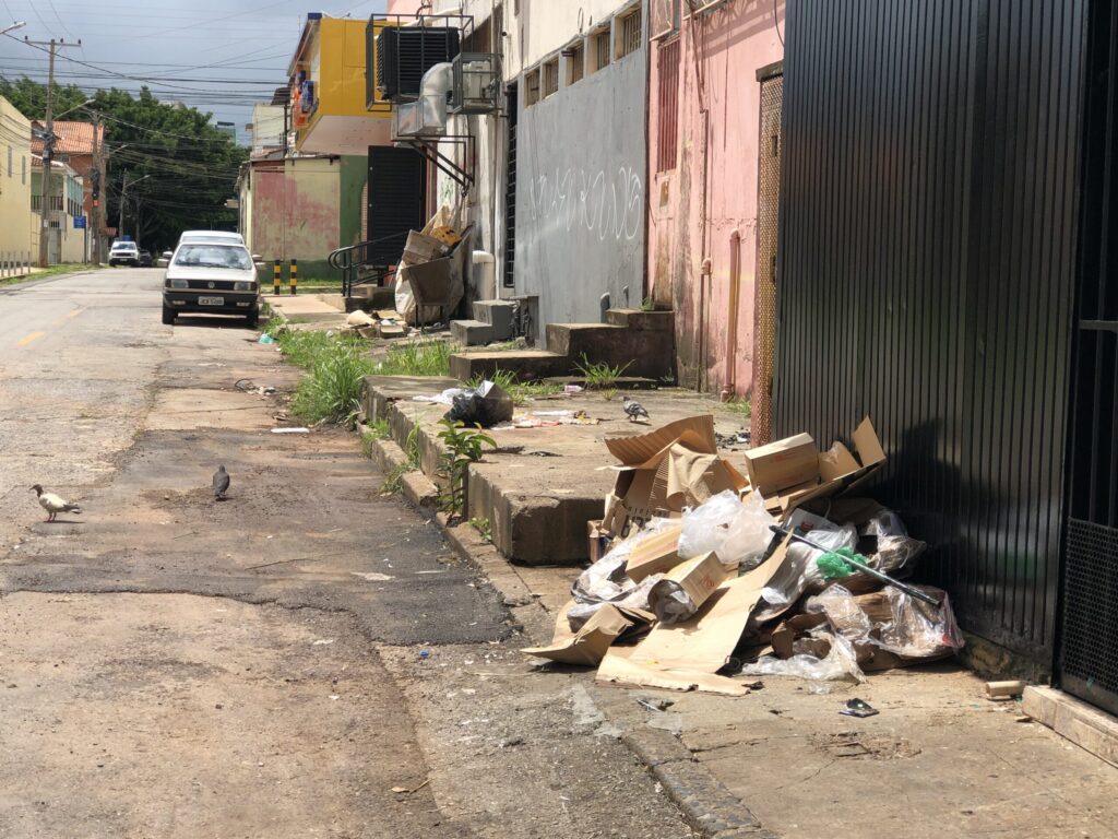 Moradores cobram sinalização e limpeza em rua no Setor Leste do Gama