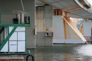 Pintura da Ponte JK é iniciada no Lago Sul