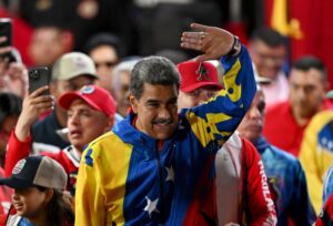 Venezuelanos aguardam libertação de mais presos políticos; Maduro diz estar ‘bem’