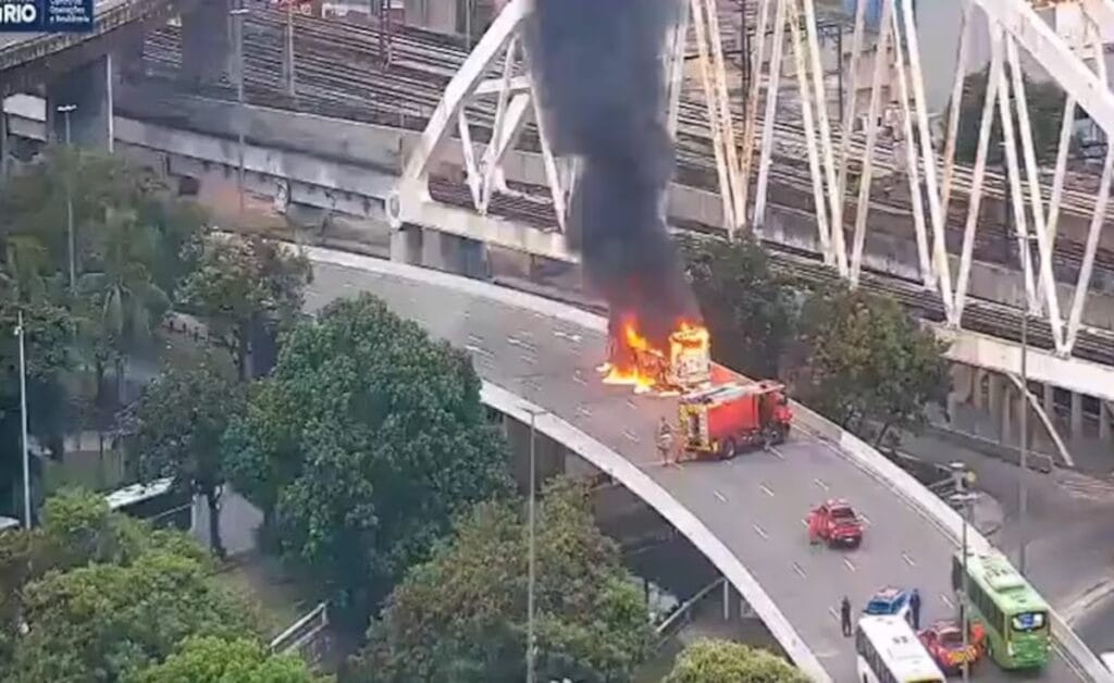 Ônibus pega fogo e interdita viaduto no Rio de Janeiro