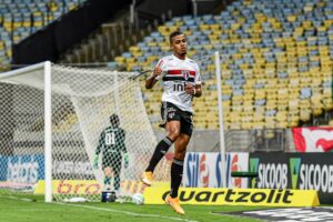 Torcedores ironizam chegada de Brenner no Rio para assinar com o Vasco - destaque galeria