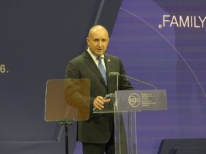 Presidente da Bulgária anuncia que apresentará renúncia formal nesta terça-feira (20)