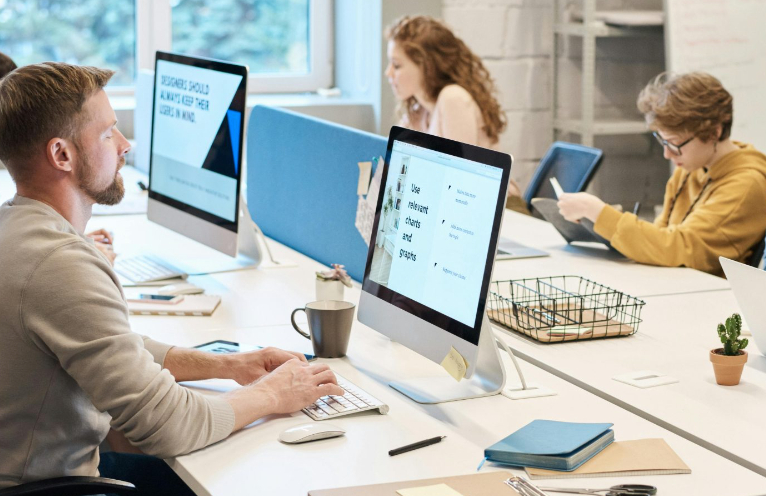 Uso da IA nas empresas vai reduzir número de vagas para iniciantes, diz pesquisa