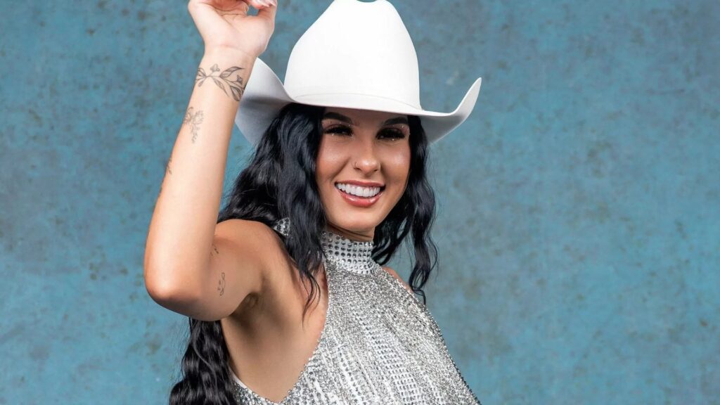 Ana Castela sensual de biquínis cortininha e fio-dental; veja fotos