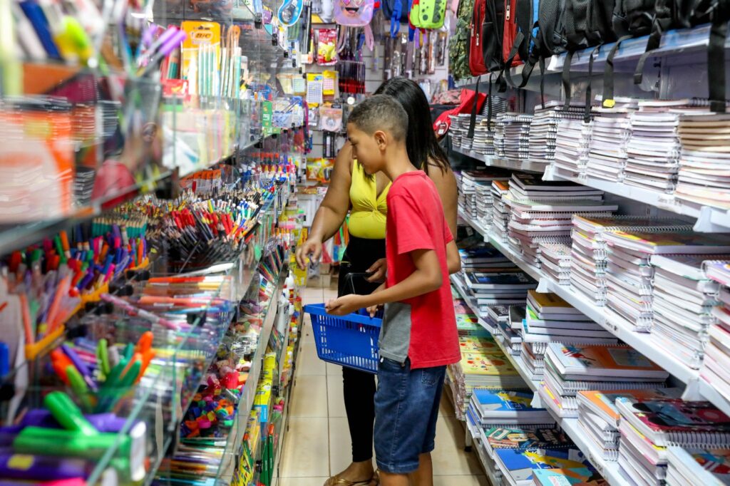 Procon-DF fiscaliza listas de material escolar em escolas particulares