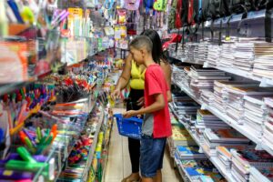 Procon-DF fiscaliza listas de material escolar em escolas particulares