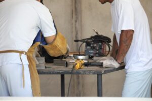 Reeducandos recuperam carteiras escolares da rede pública no DF