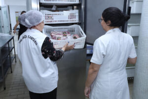 Vigilância Sanitária apreende 39 toneladas de alimentos e 23,6 mil litros de bebidas em 2025