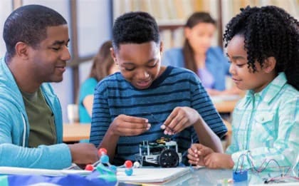 Professores negros aumentam sucesso escolar e profissional de estudantes negros