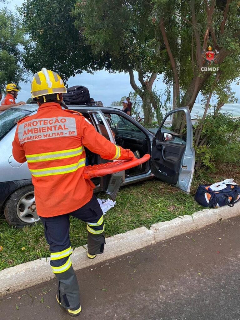 Colisão com árvore deixa quatro feridos e interdita avenida em Santa Maria