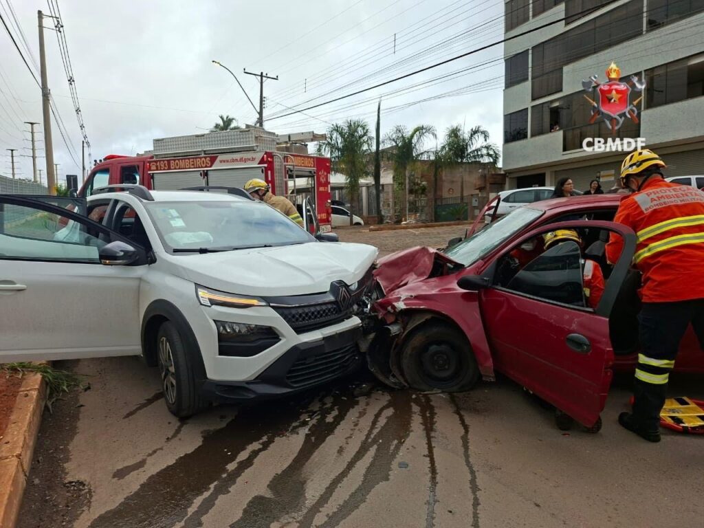 Colisão frontal deixa dois feridos em Vicente Pires, próximo ao Taguaparque