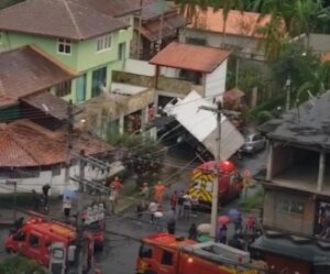Criança morre após caminhão desgovernado atingir carro