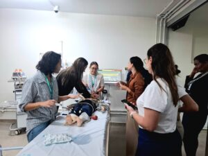 Hospital de Santa Maria capacita equipes para atendimento pediátrico