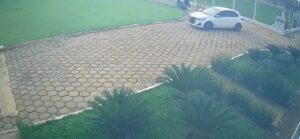 Sequestradores arrastam empresária e a jogam dentro de carro em GO