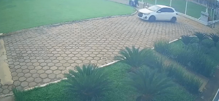 Sequestradores arrastam empresária e a jogam dentro de carro em GO