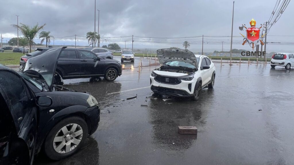 Colisão entre dois veículos deixa uma mulher ferida no Setor Noroeste