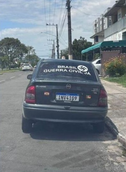 Homem é preso suástica nazista em carro