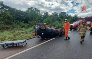 Carro capota na BR-080 e motorista é levado ao hospital em Brazlândia