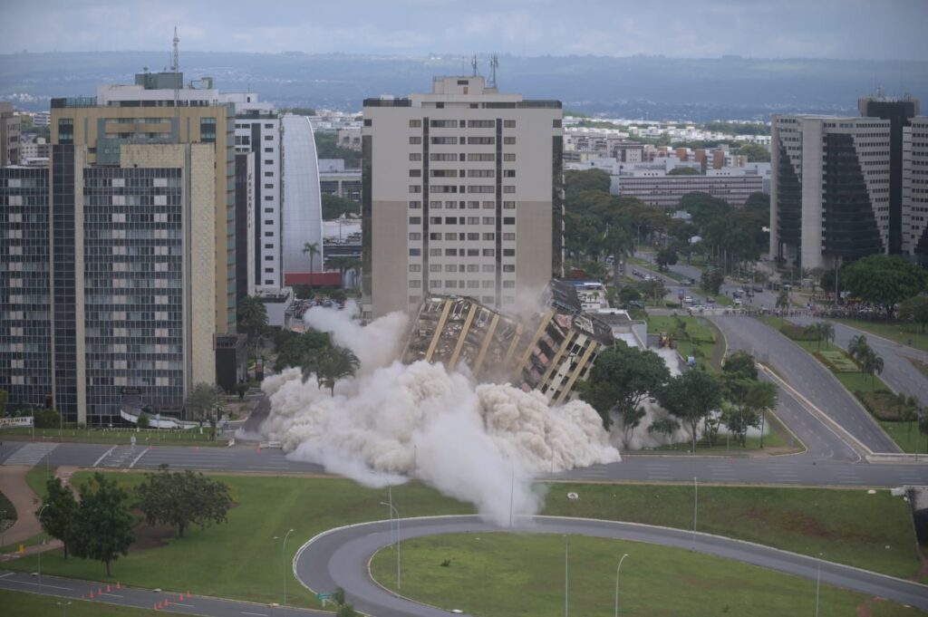 Torre Palace é implodido após mais de 50 anos como ícone da capital