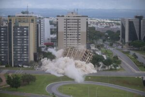 Torre Palace é implodido após mais de 50 anos como ícone da capital
