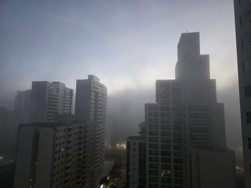 Neblina cobre áreas do Distrito Federal
