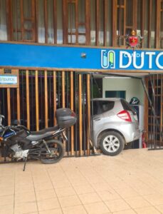 Carro invade loja após colisão na Asa Norte