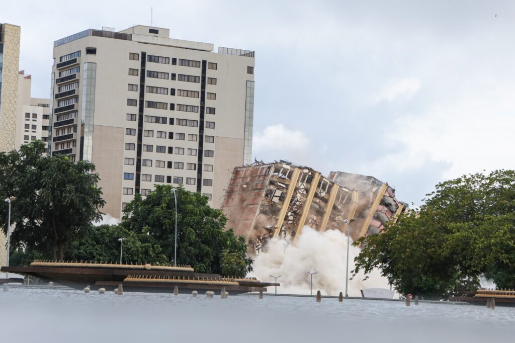 Implosão do Torre Palace em Brasília ocorre com sucesso e segurança