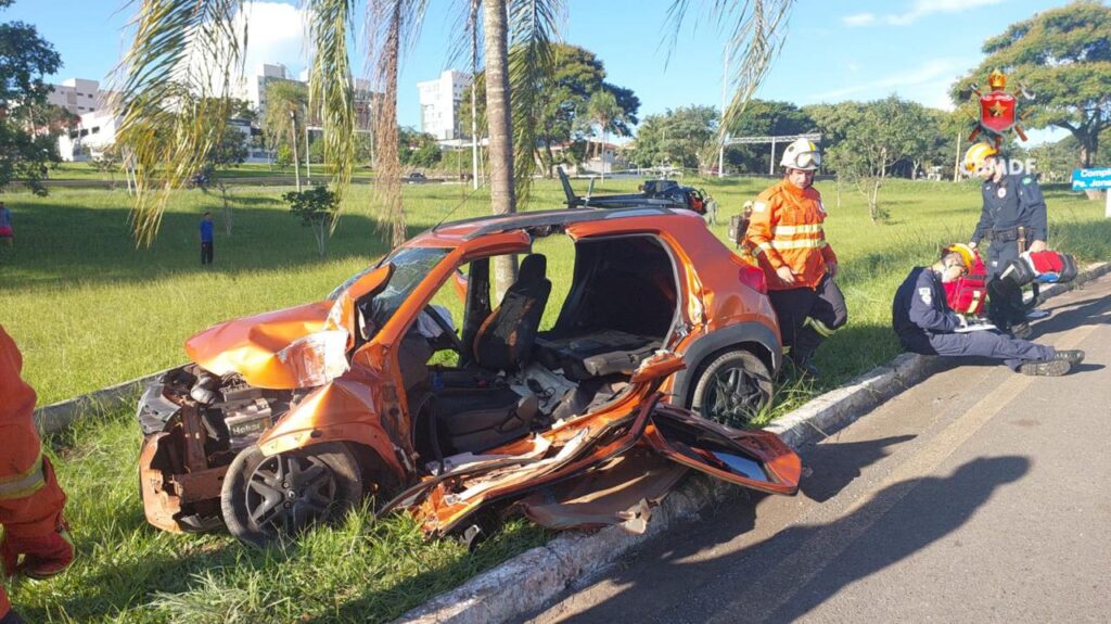 Carro bate em poste na BR-020 e deixa cinco feridos em Sobradinho