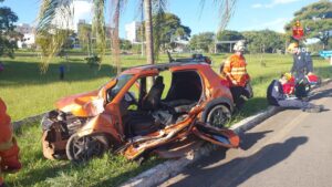Carro bate em poste na BR-020 e deixa cinco feridos em Sobradinho
