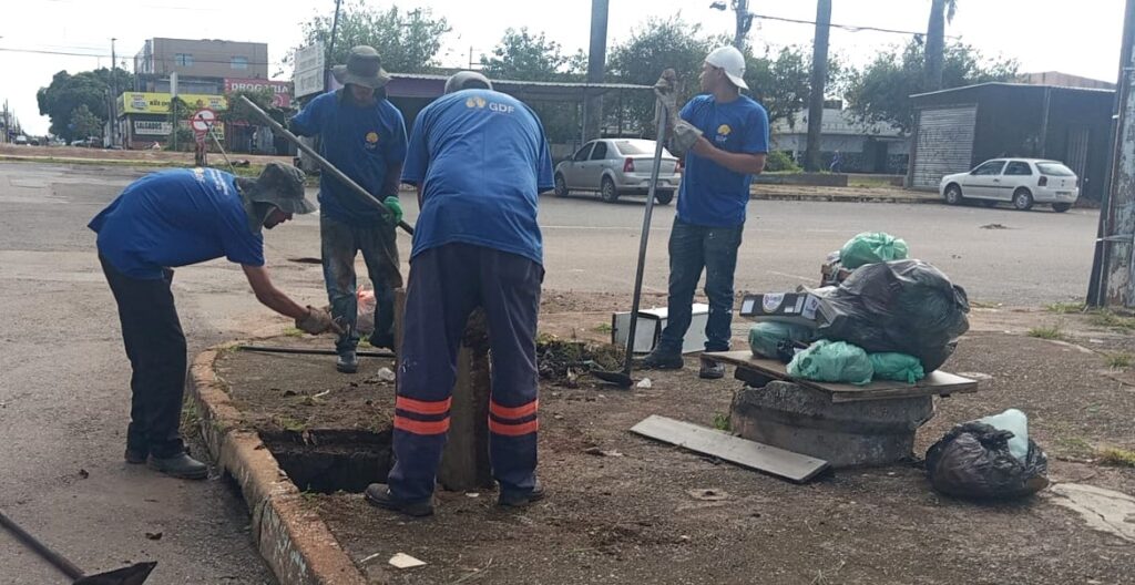 Operação em Ceilândia remove 300 kg de lixo de bueiros para evitar alagamentos