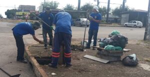Operação em Ceilândia remove 300 kg de lixo de bueiros para evitar alagamentos