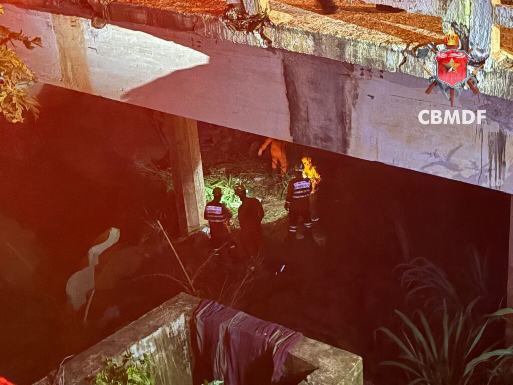 Ônibus perde o controle e cai em um rio na BR-060