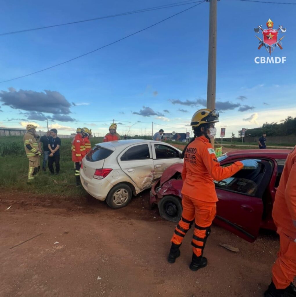 Colisão entre dois carros mobiliza bombeiros em área rural de Ceilândia