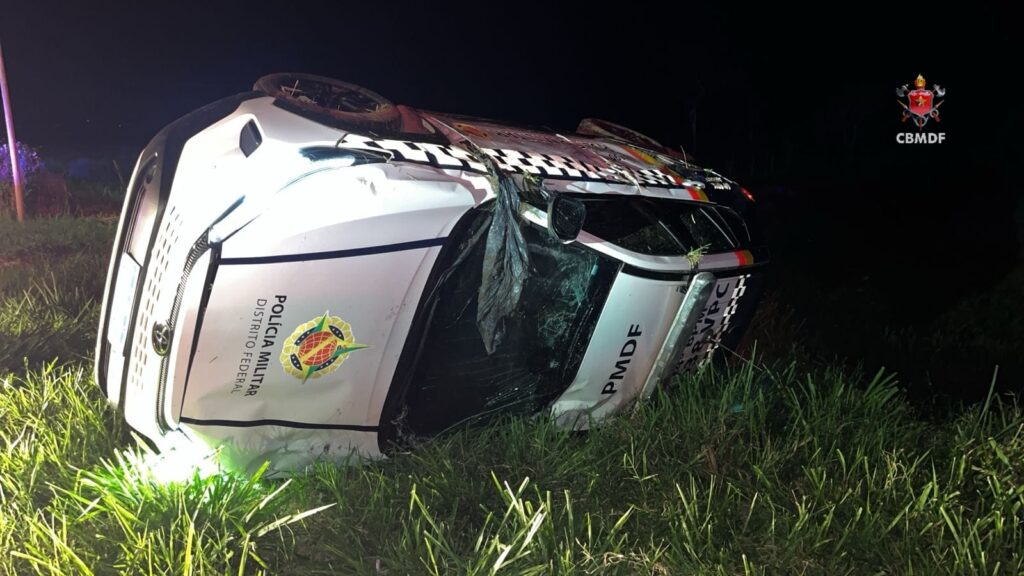 Viatura da PMDF capota em Planaltina e três policiais ficam feridos