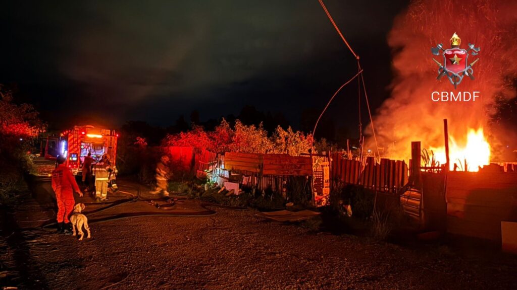 Incêndio atinge casebre e mobiliza cinco viaturas dos bombeiros no Núcleo Bandeirante